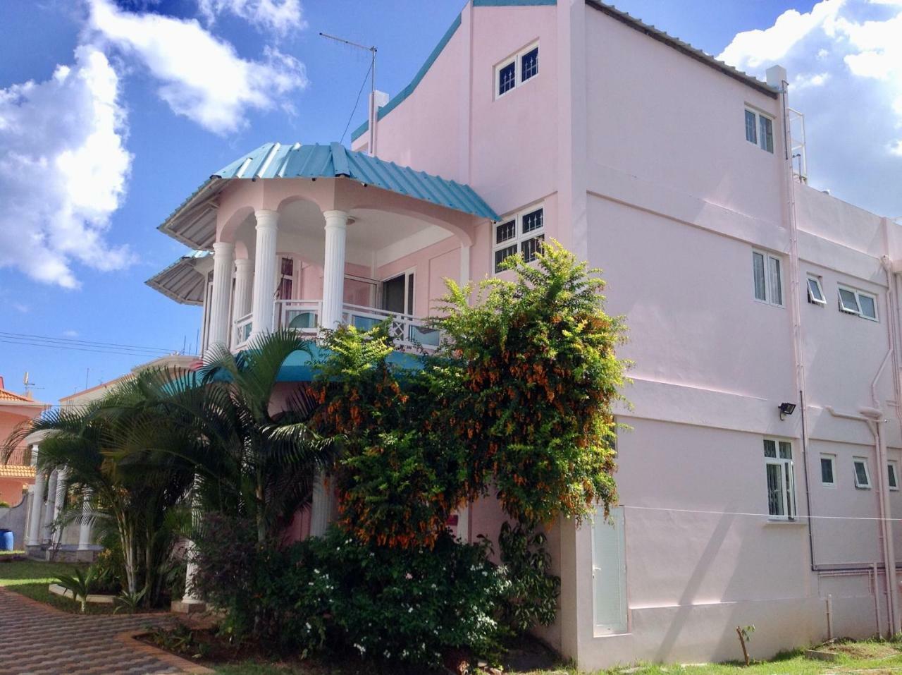 Fayruz Villa Is A 3 Bedroom, 3 Bathroom Detached House With Ac And Swimming Pool 5 Minutes Walk From Flic En Flac Public Beach Buitenkant foto