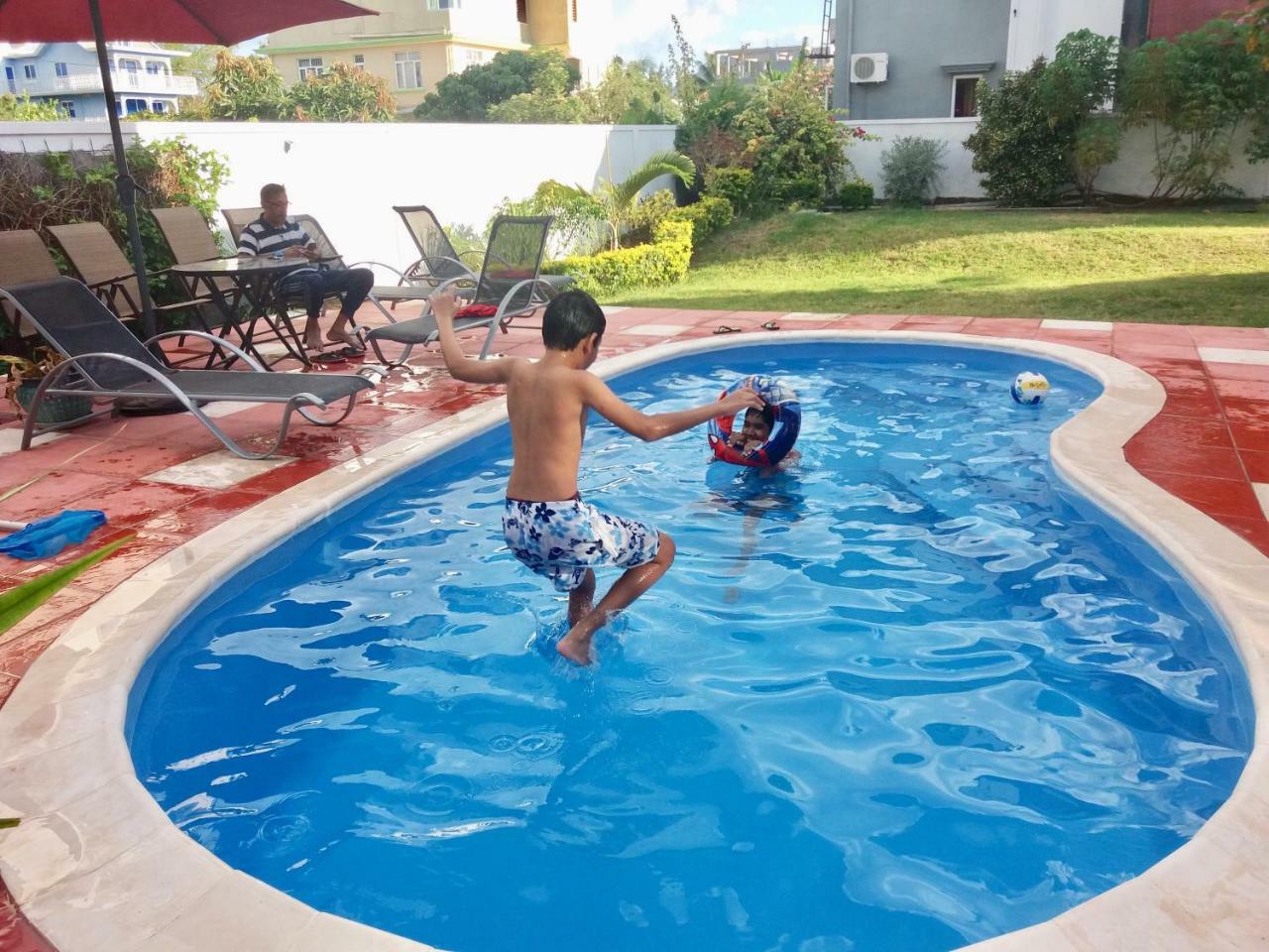 Fayruz Villa Is A 3 Bedroom, 3 Bathroom Detached House With Ac And Swimming Pool 5 Minutes Walk From Flic En Flac Public Beach Buitenkant foto