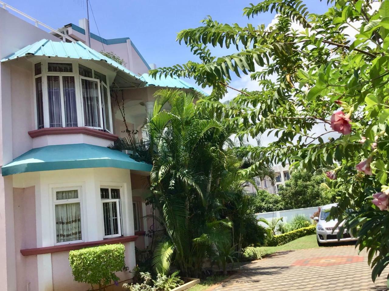 Fayruz Villa Is A 3 Bedroom, 3 Bathroom Detached House With Ac And Swimming Pool 5 Minutes Walk From Flic En Flac Public Beach Buitenkant foto