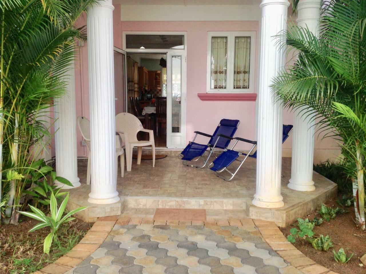 Fayruz Villa Is A 3 Bedroom, 3 Bathroom Detached House With Ac And Swimming Pool 5 Minutes Walk From Flic En Flac Public Beach Buitenkant foto