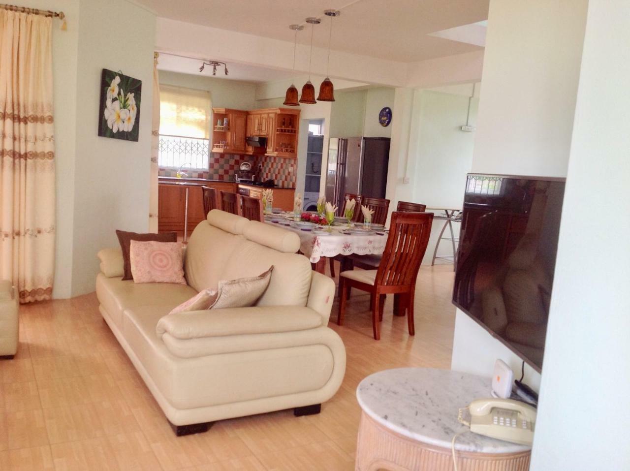 Fayruz Villa Is A 3 Bedroom, 3 Bathroom Detached House With Ac And Swimming Pool 5 Minutes Walk From Flic En Flac Public Beach Buitenkant foto