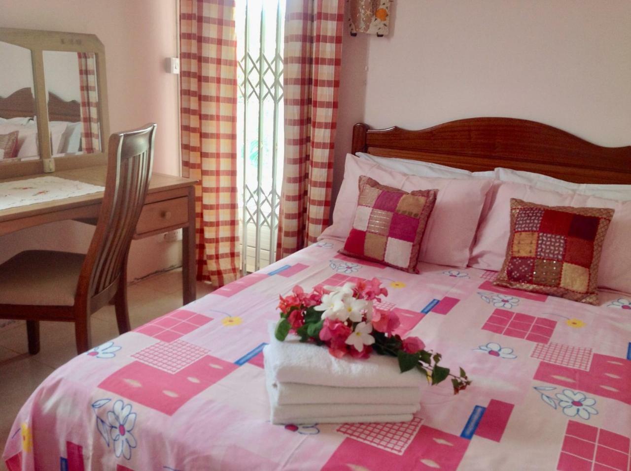 Fayruz Villa Is A 3 Bedroom, 3 Bathroom Detached House With Ac And Swimming Pool 5 Minutes Walk From Flic En Flac Public Beach Buitenkant foto